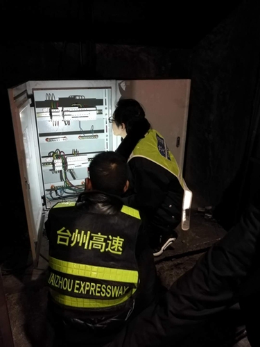 檢查配電柜金志輝_副本.jpg
