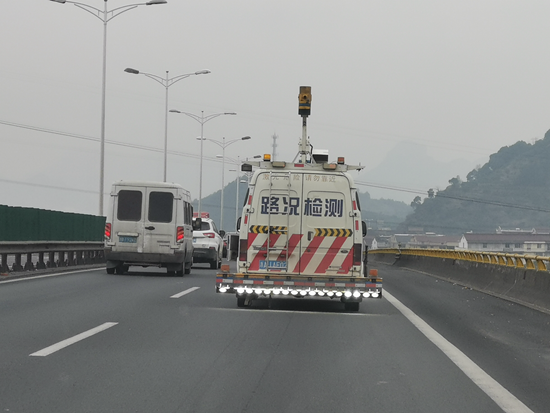 20181226 省公路局委托檢測(cè)單位到集團(tuán)所轄路段開(kāi)展年度路況檢測(cè)_副本.png